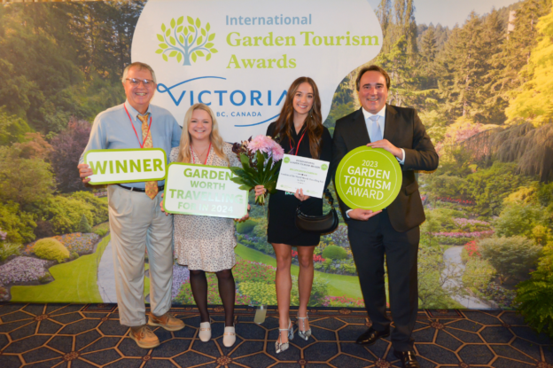 group photo of garden tourism award